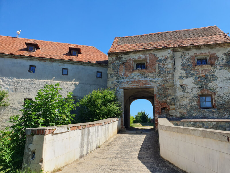 Dolní Kounice Castle