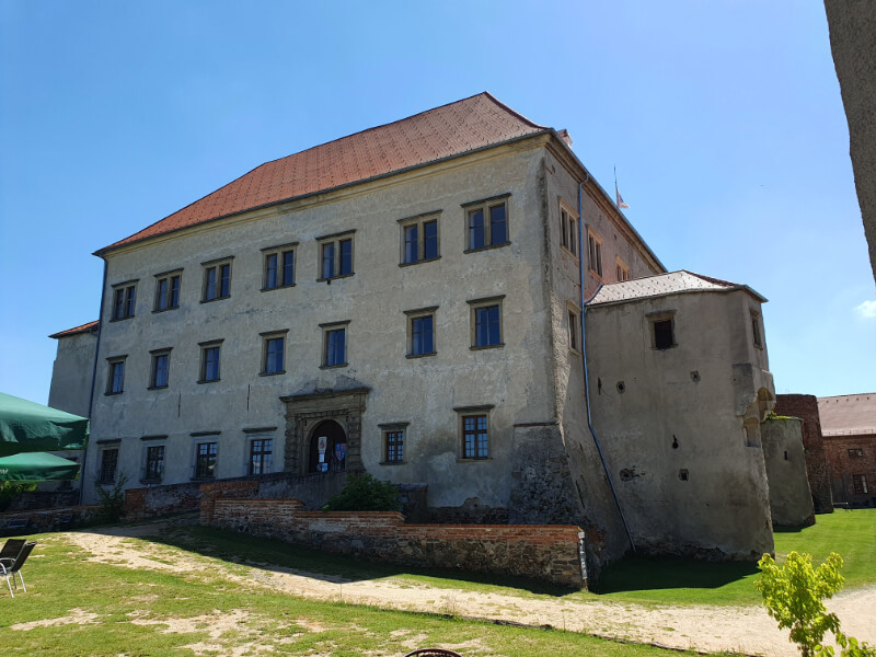 Dolní Kounice Castle